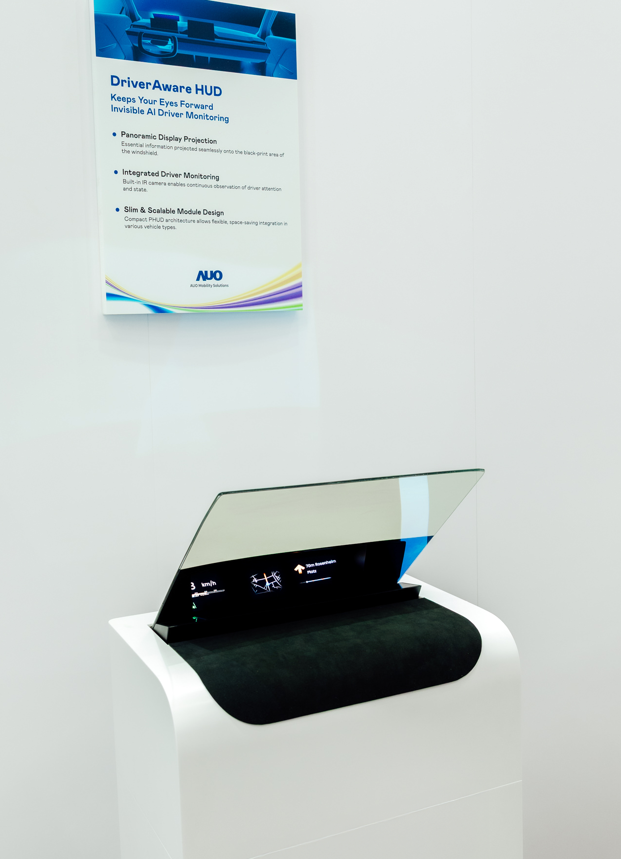 DriverAware HUD结合抬头显示器与隐藏式红外线摄影机，将车速、导航及警示讯息投影于挡风玻璃上，完美对齐驾驶目不离路的视线，同时，透过AI 监控驾驶注意力以提升安全性。